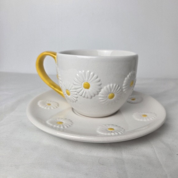 Bluebird & Willow Daisy Teacup & Saucer | Yellow Handle | Stoneware Spring - Picture 5 of 14